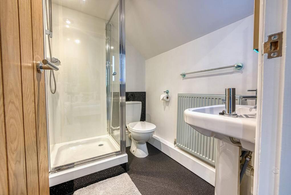 Delightful Two-Bedroom Cottage In The Heart Of 베이크웰 외부 사진