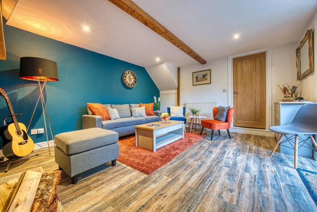 Delightful Two-Bedroom Cottage In The Heart Of 베이크웰 외부 사진
