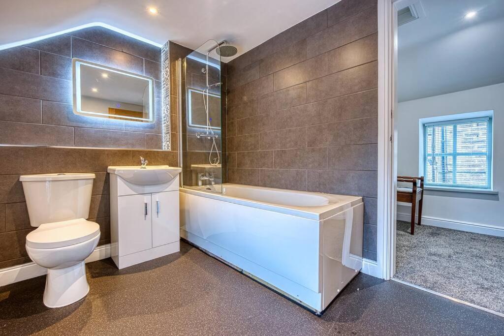Delightful Two-Bedroom Cottage In The Heart Of 베이크웰 외부 사진