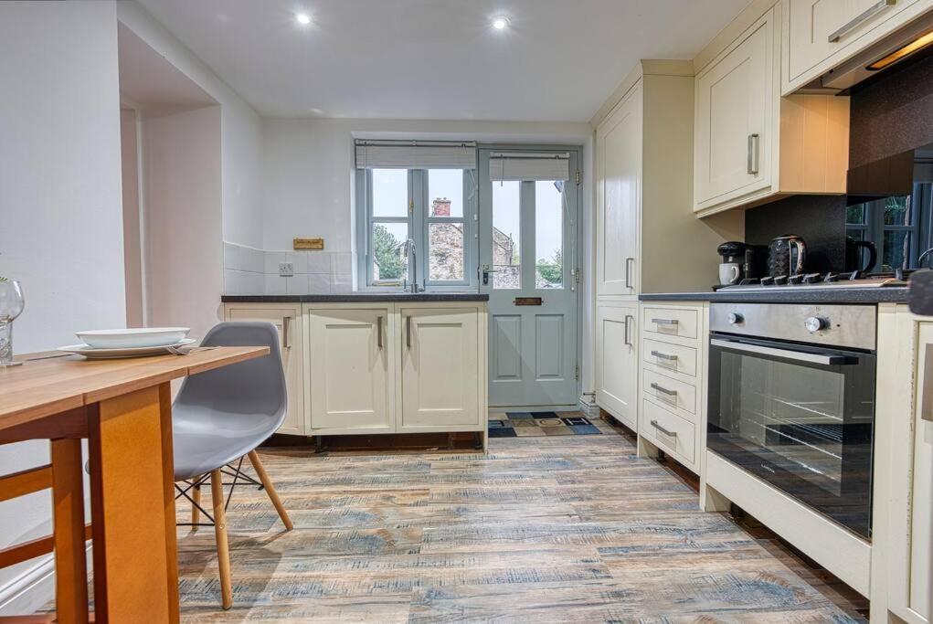 Delightful Two-Bedroom Cottage In The Heart Of 베이크웰 외부 사진