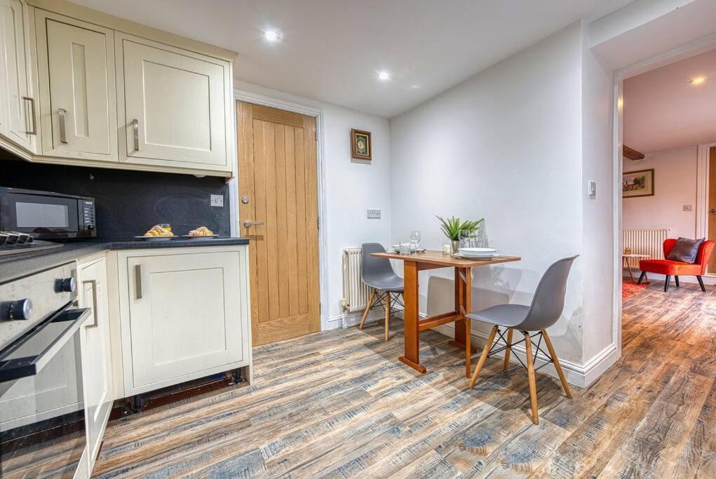 Delightful Two-Bedroom Cottage In The Heart Of 베이크웰 외부 사진