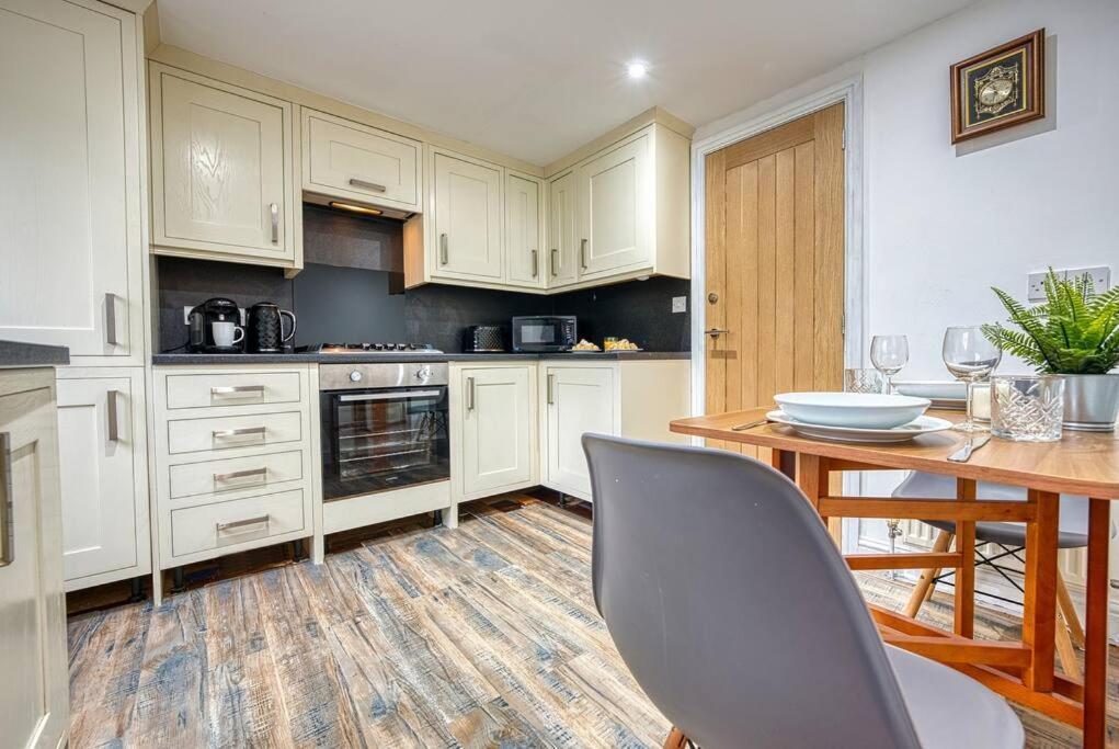 Delightful Two-Bedroom Cottage In The Heart Of 베이크웰 외부 사진