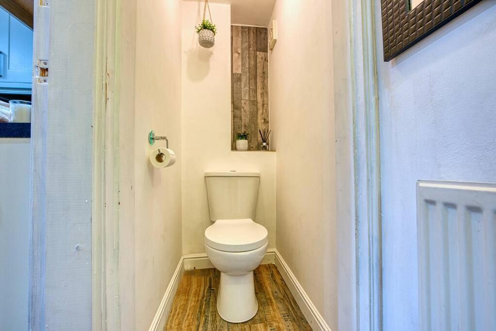 Delightful Two-Bedroom Cottage In The Heart Of 베이크웰 외부 사진