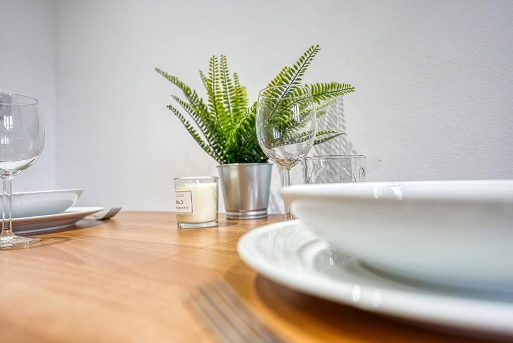 Delightful Two-Bedroom Cottage In The Heart Of 베이크웰 외부 사진