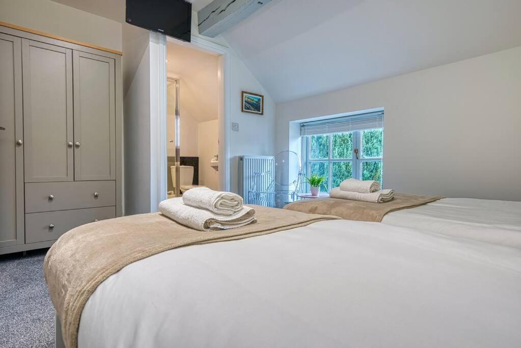 Delightful Two-Bedroom Cottage In The Heart Of 베이크웰 외부 사진