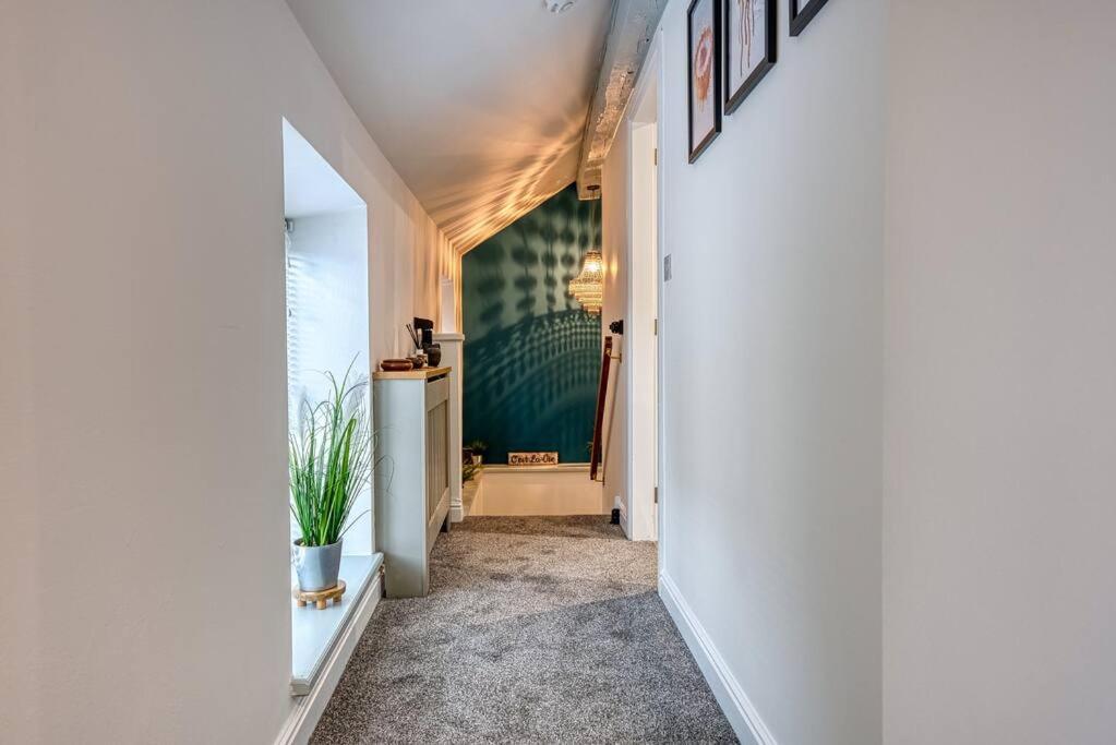 Delightful Two-Bedroom Cottage In The Heart Of 베이크웰 외부 사진