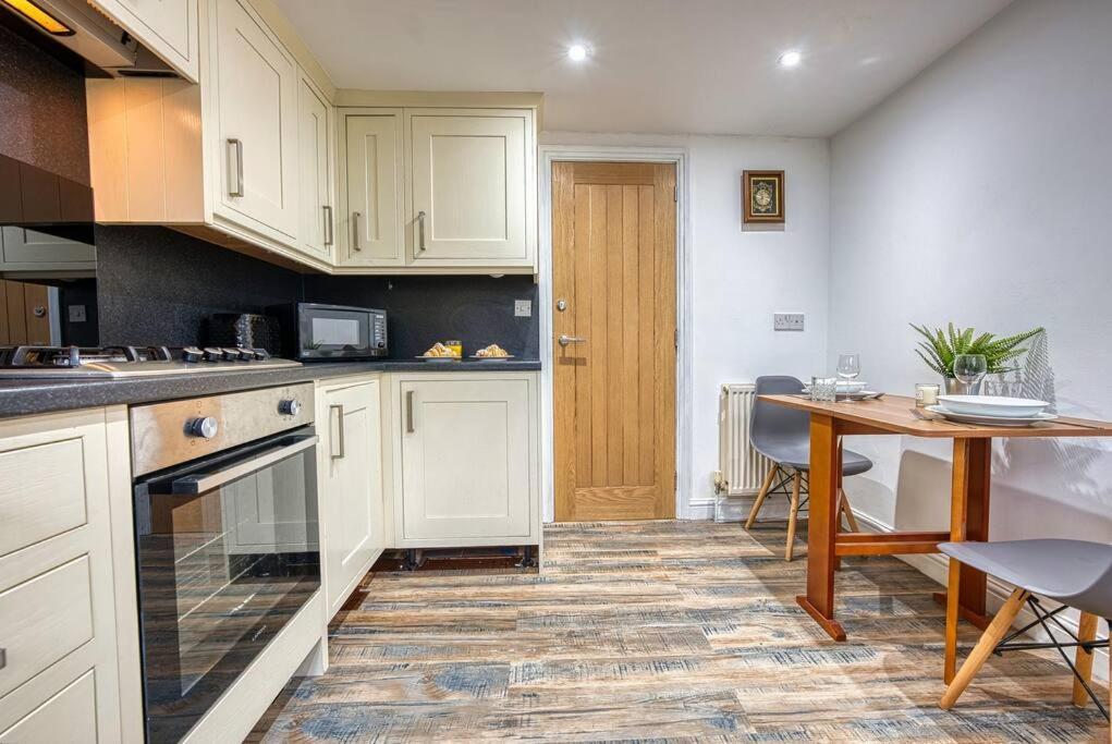 Delightful Two-Bedroom Cottage In The Heart Of 베이크웰 외부 사진